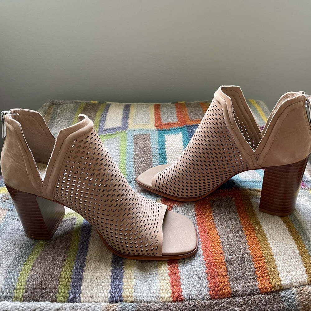 NWT Vince Camuto Katnina suede chunky heels in camel, size 7